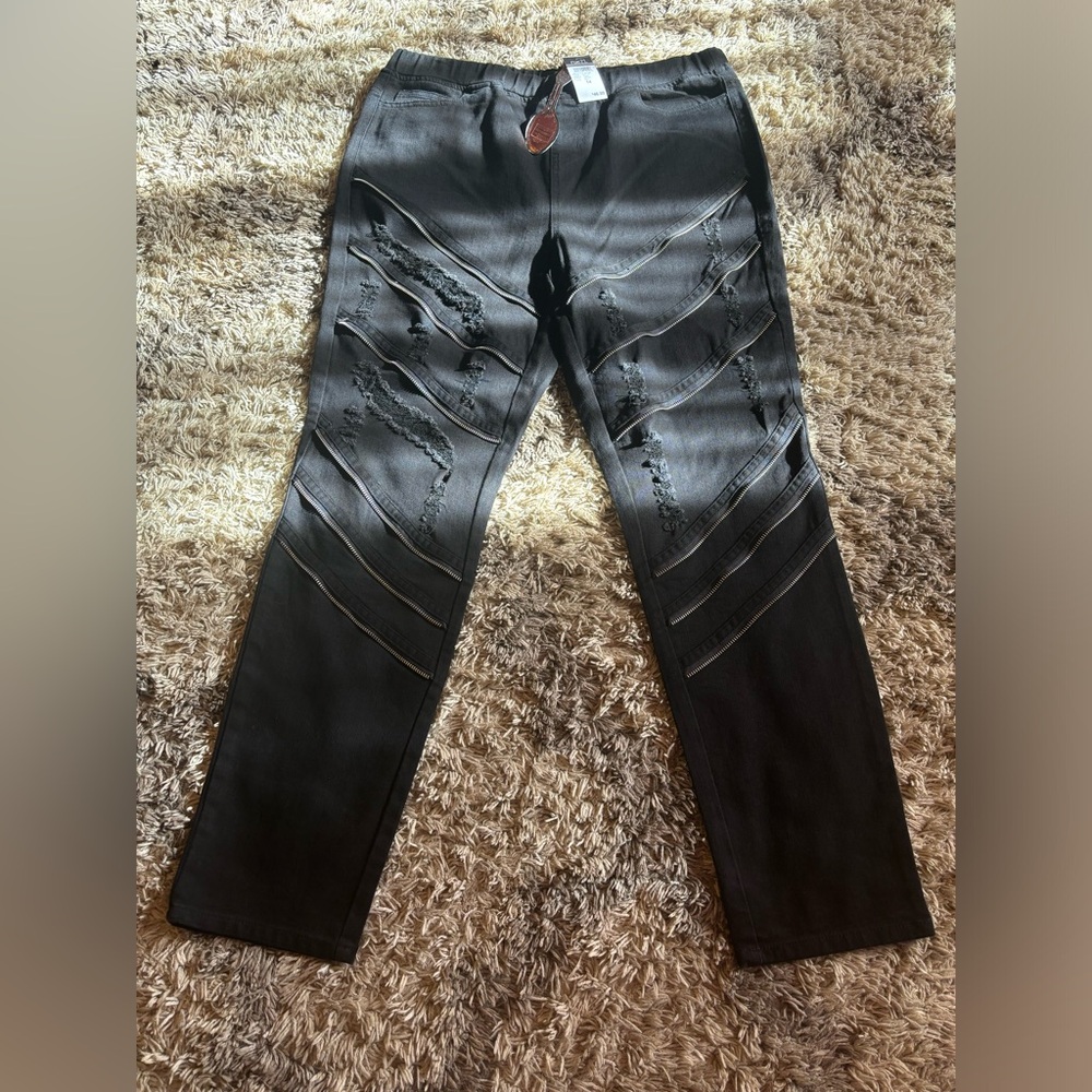 Pull on skinny jeans with zipper details and destruction